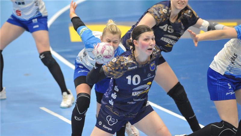 Anika Hampel lenkt das Buxtehuder Angriffsspiel.