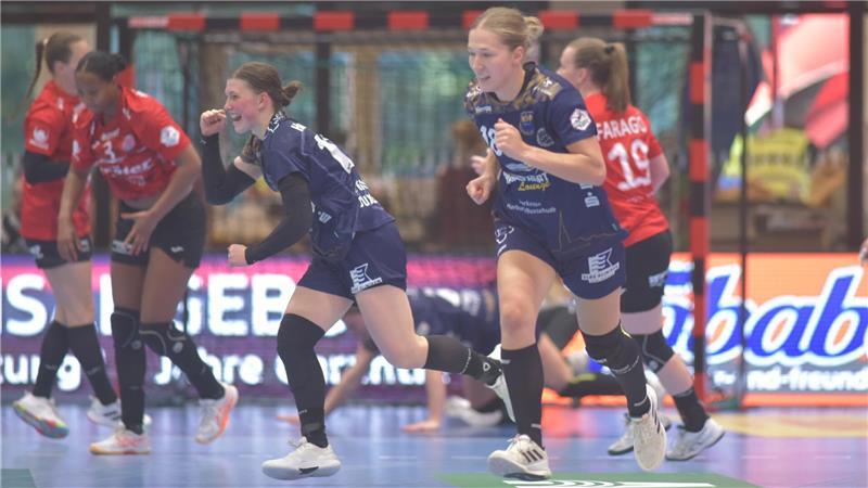 Socken mit Löchern, Sleeves am Bein: Was hinter diesen 7 Trends steckt Anika Hampel und Johanna Andresen setzen auf Kompressionsstrümpfe.