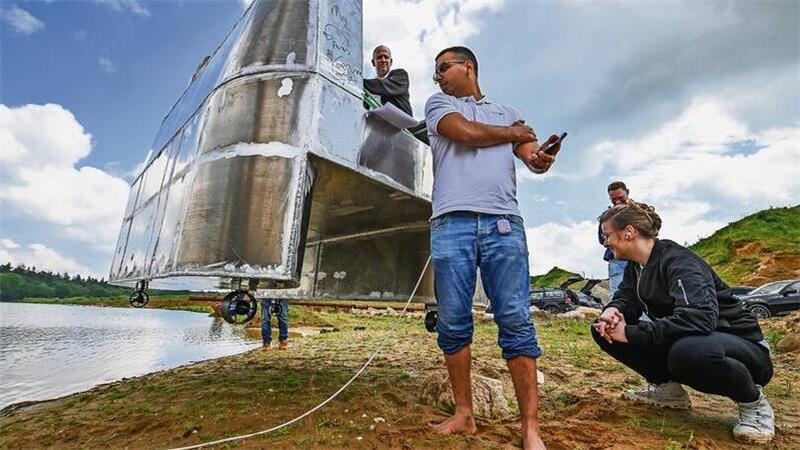 Anis Kammoun von der Firma Marinom testet mit der Lloyd Werft auf dem Wehdener Baggersee das Modell einer autonom fahrenden Personenfähre.