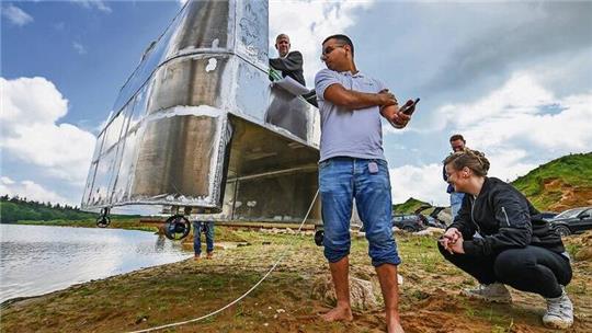 Anis Kammoun von der Firma Marinom testet mit der Lloyd Werft auf dem Wehdener Baggersee das Modell einer autonom fahrenden Personenfähre.