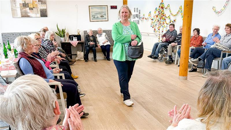 Modenschau in Ahlerstedt: Wenn die Tagespflege zum Laufsteg wird Anja Eckhoff, Mitarbeiterin der OsteMed Tagespflege Ahlerstedt, präsentiert den Gästen die Trends für den Frühling.