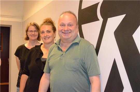 Anja Gienke, Vanessa Ruprecht und Präsident Kurt Reddel (von links) wollen ein Fest und einen Schützenverein für alle Harsefelder. Fotos: Fehlbus