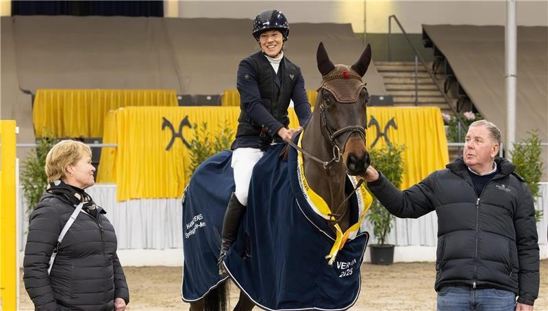 Triumph beim Masters in Verden: Pferdezucht aus Fredenbeck dominiert Anja Haak und Hans-Jürgen Wiebusch mit dem von der Fredenbecker Familie gezogenen Action Hero, erfolgreich vorgestellt von Reiterin Mynou Diederichsmeier.