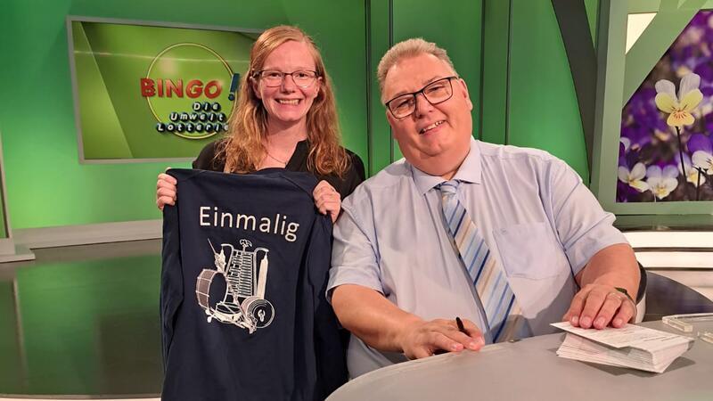 Anja Helmke zeigte das neue Kluft mit der Aufschrift "Einmalig" auch im Bingo-Fernsehstudio bei Michael Thürnau. 