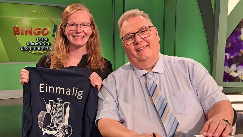 Anja Helmke zeigte das neue Shirt mit der Aufschrift „Einmalig“ auch im Bingo-Fernsehstudio bei Michael Thürnau.