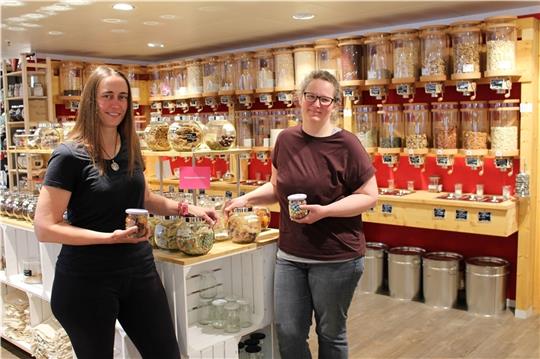 Anja Juric und Danjela Ramspott (von links) in ihrem Loseladen „Tante Trude“ in Buxtehude. Foto: Frank