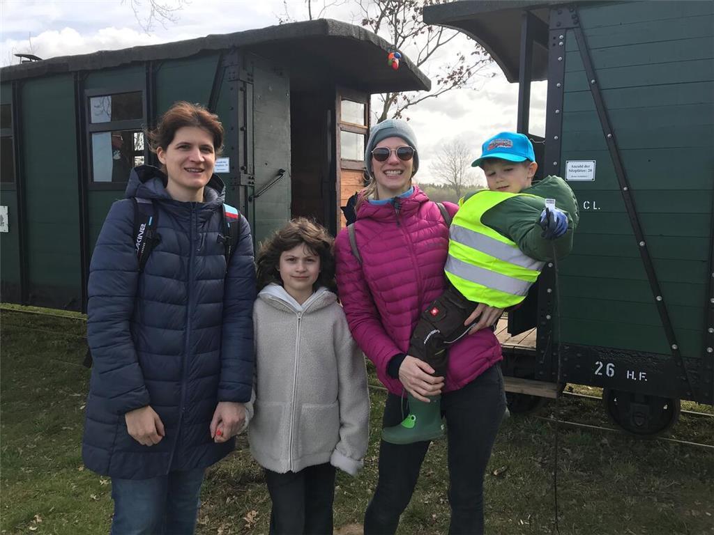 Anja Latendorf mit Tochter Lydia und ihrer Schwester Britta Latendorf und deren ...