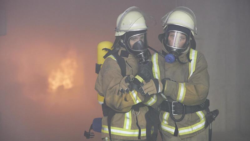 Anja (Nadja Becker, rechts) rettet Meike (Katja Danowski), die ein großes Risiko eingegangen ist, um das Feuer zu löschen.