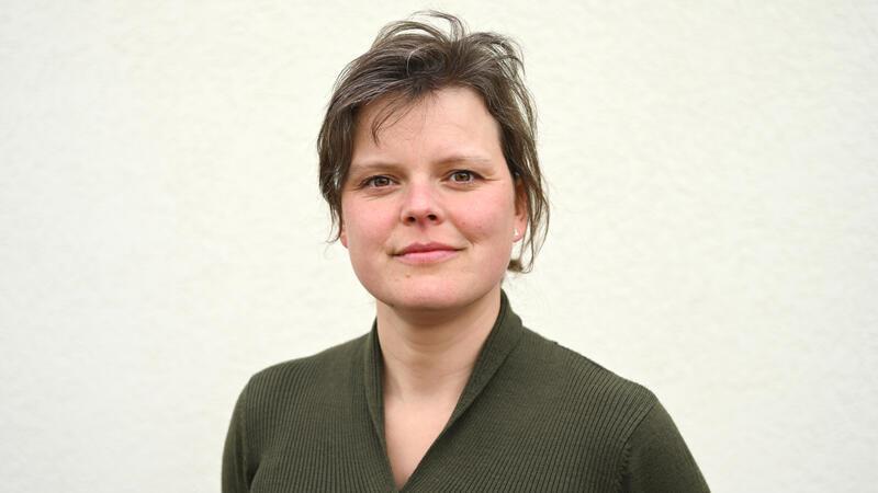 Anja Reumschüssel kommt aus Hamburg und hat bereits den Deutschen Jugendbuchpreis mit einem Sachbuch gewonnen.