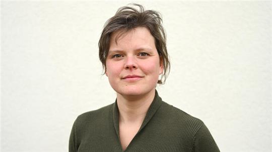 Anja Reumschüssel kommt aus Hamburg und hat bereits den Deutschen Jugendbuchpreis mit einem Sachbuch gewonnen.