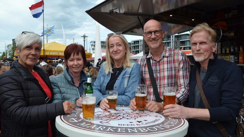 Anja Theivagt, Britt Kuhlmann, Heidi Wilke, Heiko Söhl und Thomas Söhl (von links) genießen das Craft Beer Festival am Stadthafen.