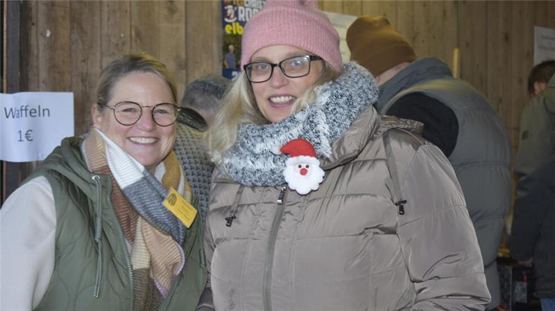 Anja Viets (rechts) und Claudia Meinke von den Kranzbindern backen Waffeln.