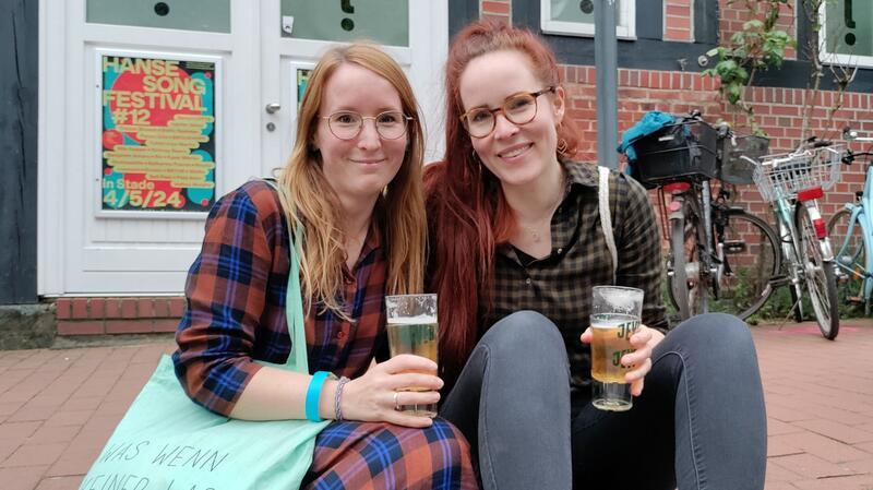 24 Konzerte auf sieben Bühnen: So lief das Hanse Song Festival in Stade Anja Weber und Kerstin Marwik vor der Seminarturnhalle.