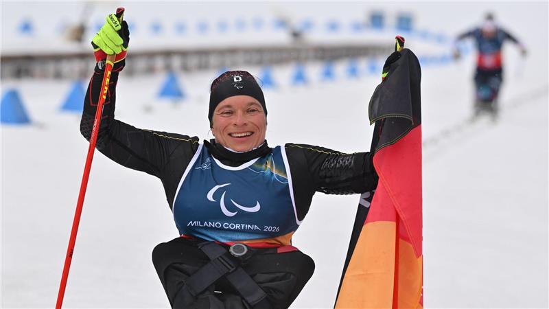 Anja Wicker jubelt über ihre vierte Medaille bei diesen Paralympics. 