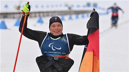Anja Wicker jubelt über ihre vierte Medaille bei diesen Paralympics. 