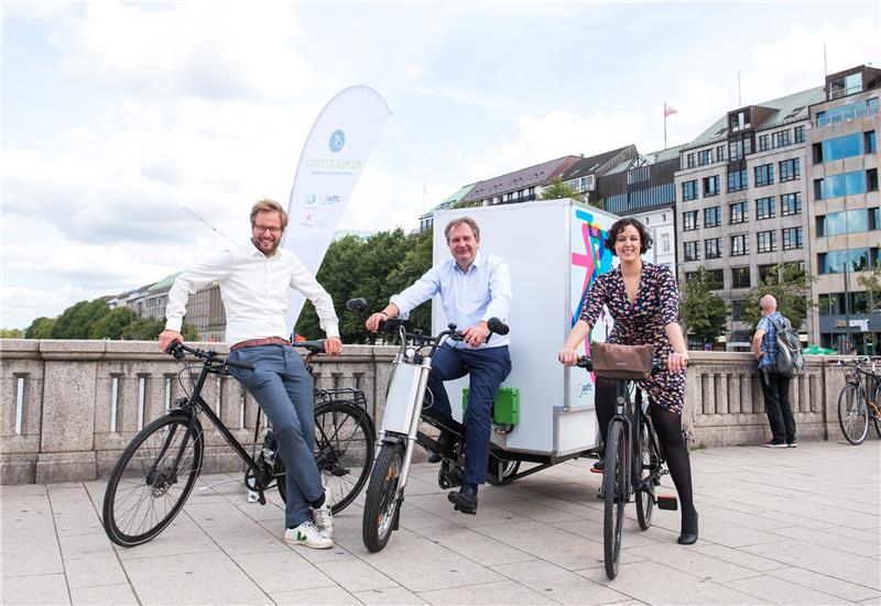 „Stadtradeln“ in Hamburg ist gestartet Anjes Tjarks (Bündnis90/ Die Grünen, von links), Verkehrssenator von Hamburg, Jens Kerstan (Bündnis90/ Die Grünen), Umweltsenator von Hamburg, und Samina Mir, Vorsitzende des Allgemeinen Deutschen Fahrrad Clubs (ADFC), stehen in der Innenstadt bei einem Pressetermin zur Aktion Stadtradeln zusammen. Foto: Daniel Bockwoldt/dpa