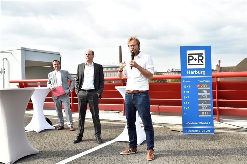 Anjes Tjarks, Hamburgs Senator für Verkehr und Mobilitätswende, bei der Eröffnung des neuen Parkdecks: „Die Mobilitätswende macht nicht an Stadtgrenzen halt.“ Foto: Marc-Oliver Schulz