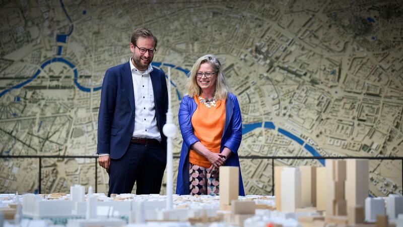 Berlin und Hamburg wollen bei Nahverkehr zusammenarbeiten Anjes Tjarks (l, Bündnis 90/Die Grünen), Hamburger Senator für Verkehr und Mobilitätswende, und Ute Bonde (CDU), Berliner Senatorin für Mobilität.