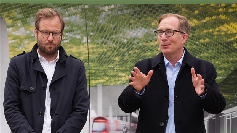 Anjes Tjarks (l), Senator für Verkehr und Mobilitätswende, und Robert Henrich, der mittlerweile freigestellte Vorstandschef der Hamburger Hochbahn. (Archivbild)