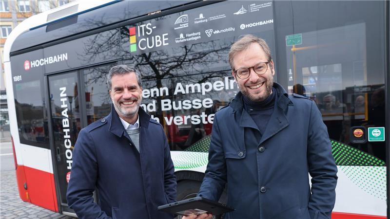 Anjes Tjarks (r, Bündnis 90/Die Grünen), Senator für Verkehr und Mobilitätswende in Hamburg, und Thomas Haldenwanger, Fachbereichsleiter Intelligente Verkehrssteuerung LSBG (Landesbetrieb Straßen, Brücken und Gewässer in Hamburg), haben das Projekt ITS-Cube im Blick.