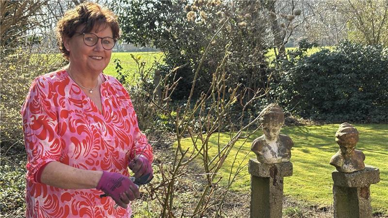 Anke Alpers liebt Rosen und schneidet ihre im März zurück.
