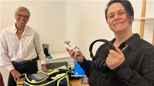 Anke Berthel und Ilse Mahler (links) waren mit dem digitalen Arztkoffer und aufgerüsteten medizinischen Instrumenten unterwegs. Ein Koffer kostet etwa 3000 Euro.