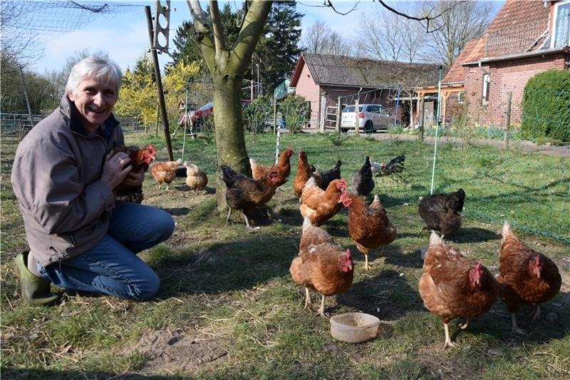 Anke Brückner liebt ihre 20 Hühner.  Foto Nowottny