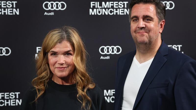 Engelke und Pastewka spielen (verhindertes) Liebespaar Anke Engelke und Bastian Pastewka stellten ihre Serie auf dem Filmfest München vor. (Archivbild)