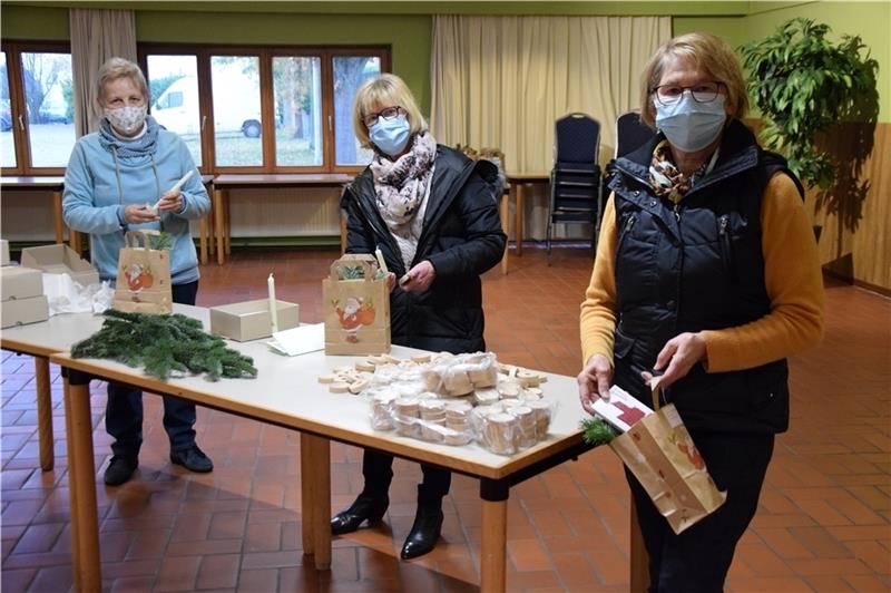 Anke Haselhuhn, Gerda Heinemann und Annelies König vom Deutschen Roten Kreuz gehören zu den fleißigen Tütenpackerinnen . Fotos: Battmer