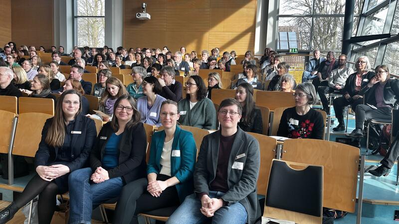 Anke Heydorn, Nele Schmidt, Hanna Münster-Bortig und Felix Brenning (vorne, von links) haben die Bildungskonferenz auf dem PFH-Campus 