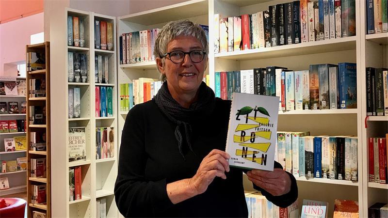Lesegenuss im ehemaligen Haus des Freiburger Amtsrichters Anke Hoffmann empfiehlt das Buch „Zitronen“ der östereichischen Autorin Valerie Fritsch: „Ein tolles, gut lesbares Buch über das Münchhausen-Stellvertreter-Syndrom, mit der schönsten Liebesszene, die ich je gelesen habe.“