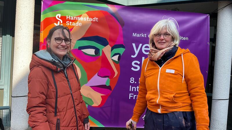 Anke Kollenda und Heidrun Kluck-Hagner von Pro Familia beim Markt der Möglichkeiten zum Frauentag in Stade 2024.