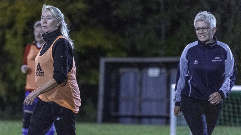 Warum Gehfußball in Hammah so viel mehr ist als nur Sport Anke Lau und Tanja Bernhardt beweisen, dass Gehfußball keine Grenzen kennt.