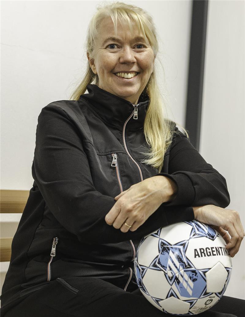 Warum Gehfußball in Hammah so viel mehr ist als nur Sport Anke Lau und der Fußball sind sei Jahrzehnten ein Team.