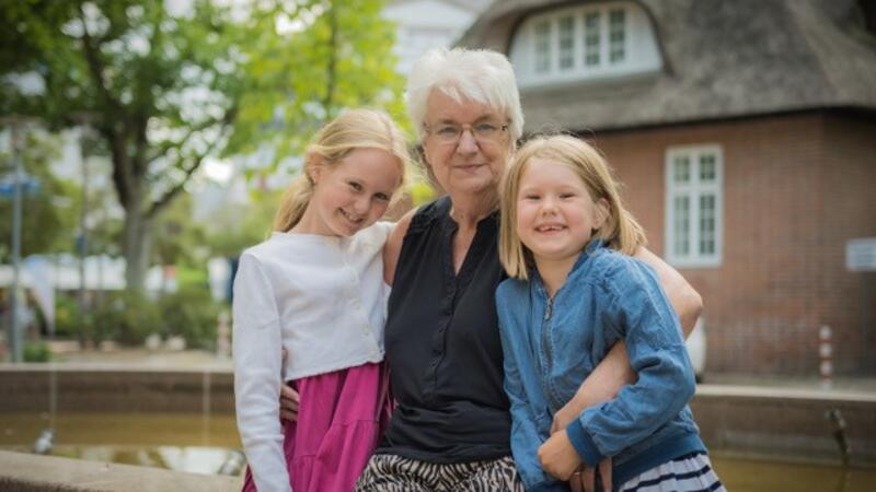 Sie arbeitete fast 50 Jahre für Nordkehdingen: Was Anke Marx alles erlebte Anke Marx freut sich auf viel gemeinsame Zeit mit den Enkelinnen Caja und Alva (rechts).