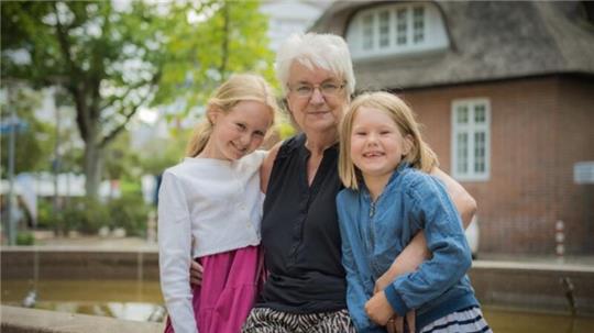 Anke Marx freut sich auf viel gemeinsame Zeit mit den Enkelinnen Caja und Alva (rechts).