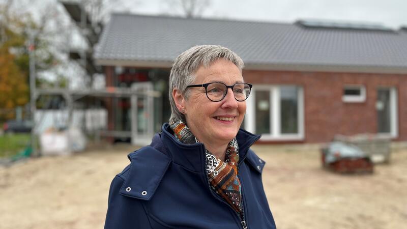 Anke Mergard vor dem Neubau des Gemeindehauses. Die Gemeinde sei voller Vorfreude aufs Frühjahr, sagt sie. Dann soll der Bau bezugsfertig sein.