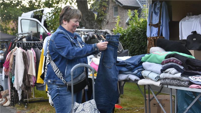 Morgens in Reith: Wenn die frühen Schnäppchenjäger unterwegs sind Anke Rotermund sucht Jeans.
