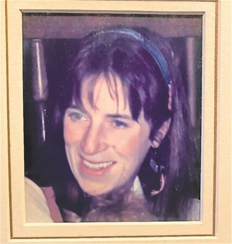 32-Jährige wird im Jahr 1999 bestialisch ermordet - Sohn findet blutüberströmte Mutter Anke Wohlers, dieses Bild hängt im Haus der Eltern.