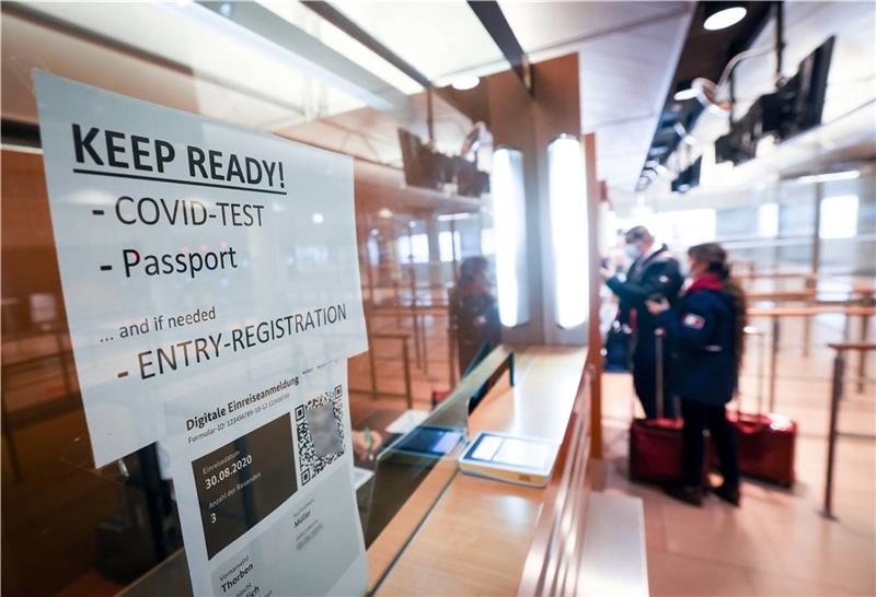Ankommende Passagiere eines Fluges aus Dublin müssen an der Einreisekontrolle der Bundespolizei neben ihrem Ausweis auch einen Covid-Test oder Impfnachweis sowie Einreiseanmeldung vorlegen. Foto: Charisius/dpa