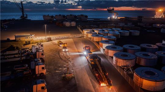 Ankunft des neuen Flaggschiffs der Eggers Kampfmittelbergung im Morgengrauen in Cuxhaven nach siebenstündigem Transport aus Glinde bei Hamburg. Foto: Sebastian Engels