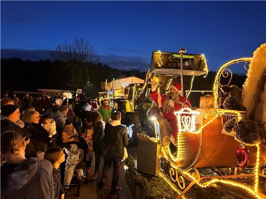 Ankunft in Himmelpforten: Der Weihnachtsmann reiste auf einem leuchtenden Schlitten an. Fotos: Klempow
