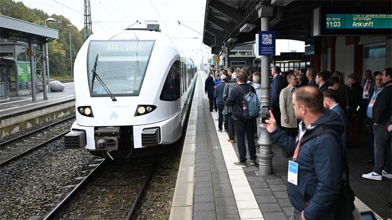 Bahnstrecke eröffnet – „Wunderline“ verbindet Leer-Groningen Ankunft in Leer. Vorerst ist zwischen Groningen und Leer noch meist ein Umstieg in Winschoten nötig.