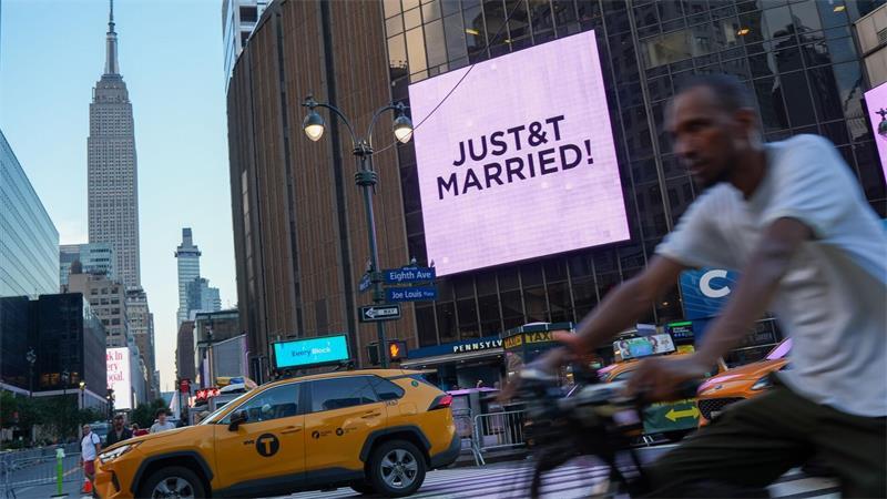 Anlässlich der Hochzeit der Sängerin Taylor Swift und des NFL-Spielers Travis Kelce ist am Madison Square Garden ein Schild mit der Aufschrift „Just&t Married“ zu sehen.