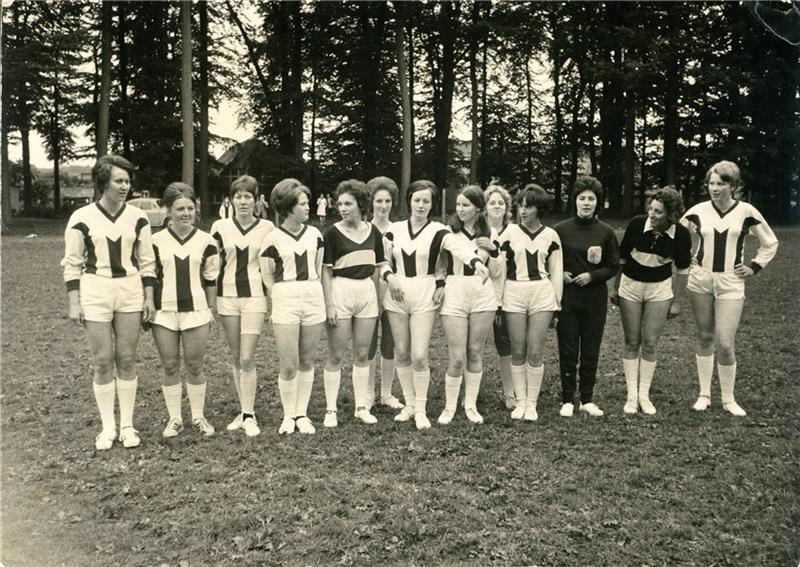 Anlässlich des 50-jährigen Vereinsjubiläums im Jahr 1972 spielte diese Frauenmannschaft gegen Horneburg. Das Team setzte sich ausschließlich aus Spielerfrauen zusammen. Foto: Verein