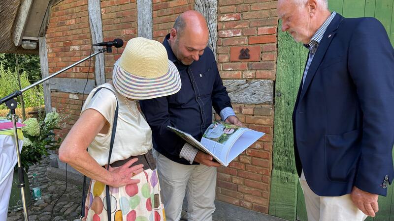 Es begann mit einem Backhaus: Bliedersdorf feiert sein „Dorf im Dorf“ Anlässlich des Jubiläums hat der Verein ein umfangreiches Buch rund um seine Geschichte und die zahlreichen Projekte veröffentlicht.