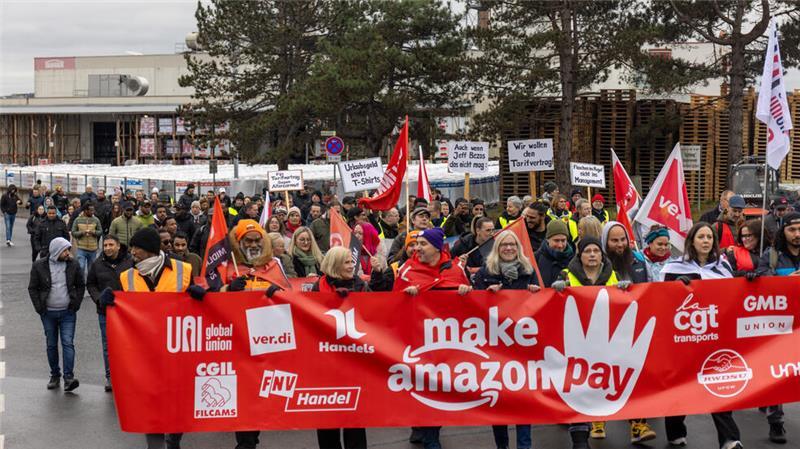 Anlässlich des Rabatt-Tages Black Fridays streiken etwa 400 bis 500 Amazon-Beschäftigte aus dem Bundesgebiet mit Kollegen aus den USA, Schweden, Großbritannien und Italien im internationalen Protestzentrum in Bad Hersfeld.