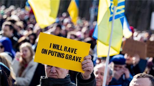 Anlässlich des zweiten Jahrestags der russischen Angriffskriegs auf die Ukraine finden in Deutschland vielerorts Aktionen und Kundgebungen in Solidarität mit der Ukraine statt - wie hier am Brandenburger Tor in Berlin.