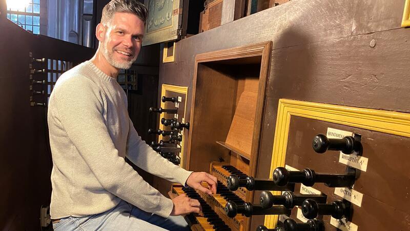 Anlässlich ihres Jubiläums bringt Kreiskantor Thorsten Ahlrichs Cosmaes Orgel mit einem Sonderprogramm zum Klingen.