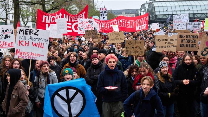 Anlässlich von bundesweiten Demonstrationen gegen einen Wehrdienst protestieren in Hamburg zahlreiche Menschen.